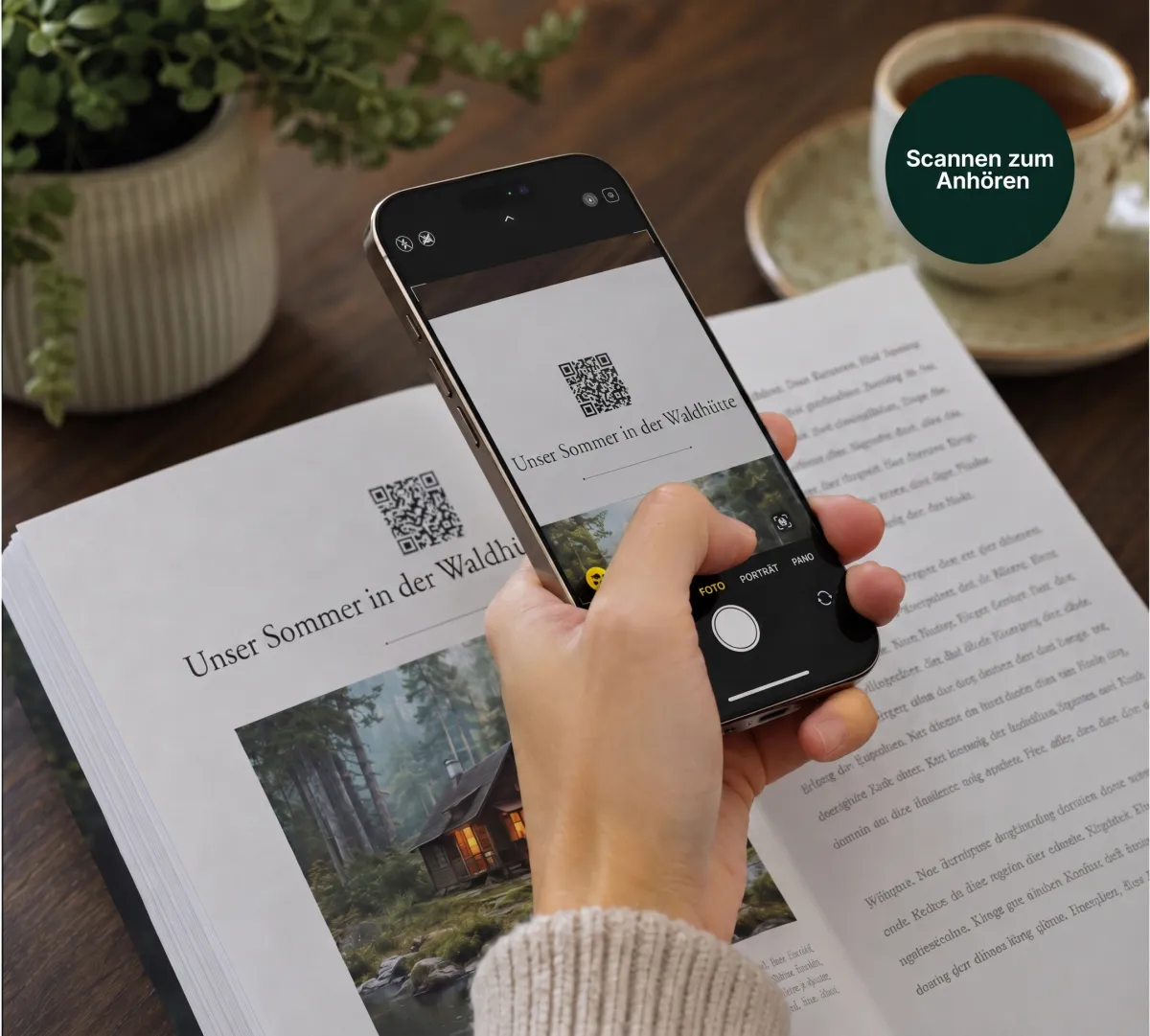 Handy scannt den QR-Code im Buch — die Stimme anhören